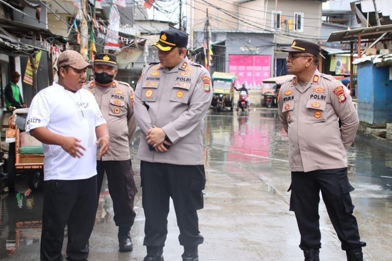 Polisi Bantu Warga Terdampak Banjir Jakarta Utara