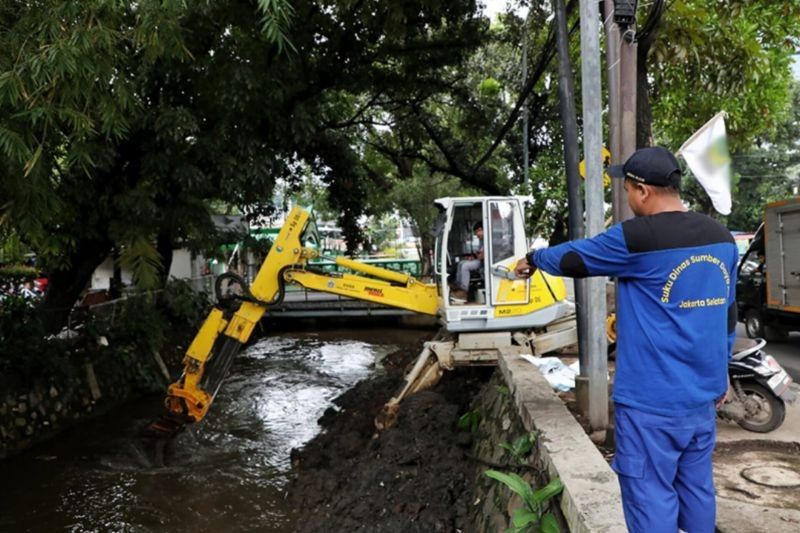 Pemkot Jaksel Keruk Kali Baru Barat Antisipasi Banjir 2025