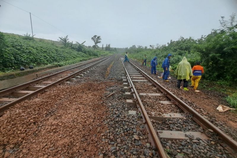 Banjir Batang Ganggu Enam Perjalanan KA, Jalur Rel Kembali Normal