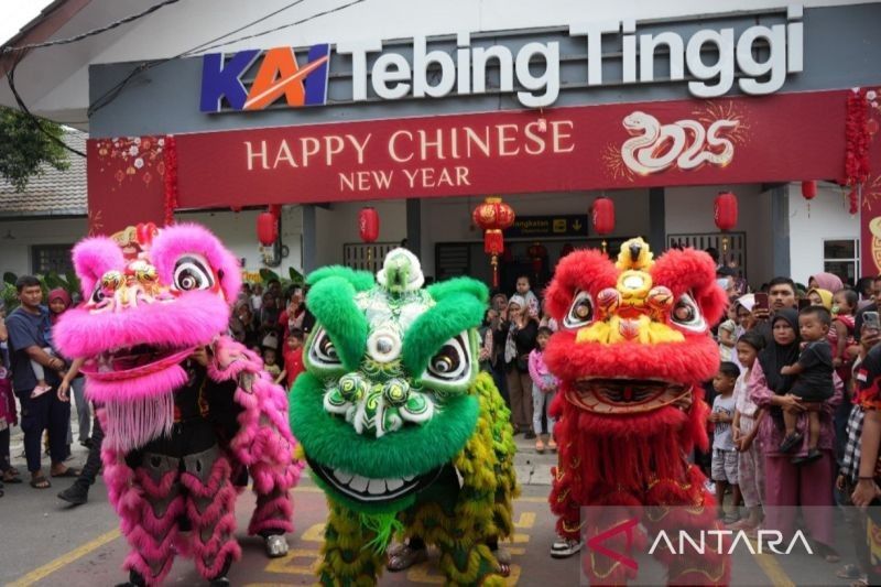 KAI Hibur Penumpang dengan Barongsai di Stasiun Tebing Tinggi