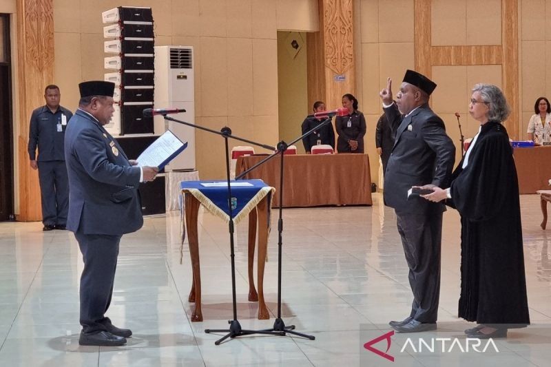 Melbianus Raimond Mandacan Dilantik Jadi Wakil Ketua I Majelis Rakyat Papua Barat