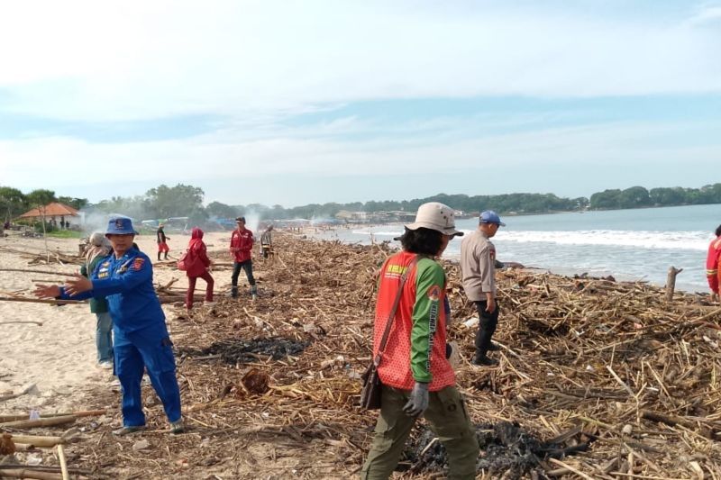 Satpolairud Bersihkan Sampah Kayu di Pantai Santolo Garut