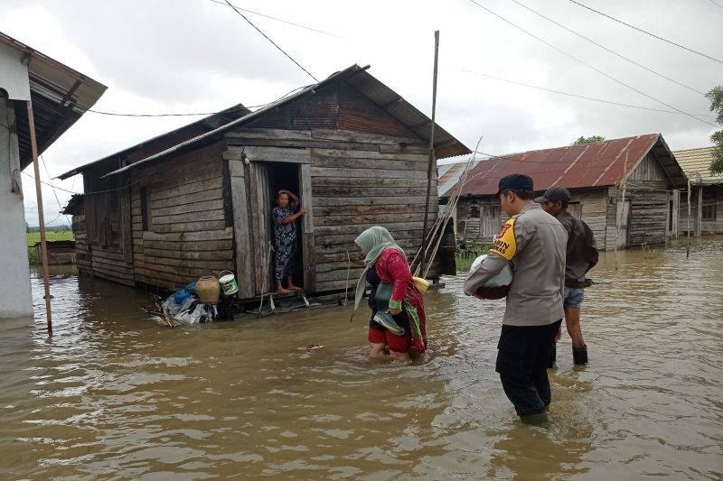 Polsek Binuang Salurkan Bantuan Kesehatan untuk Korban Banjir Tapin