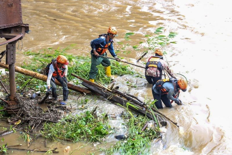 Sampah Dominasi Bambu dan Dahan di Jembatan Lama Kediri, Butuh 3 Hari Penanganan