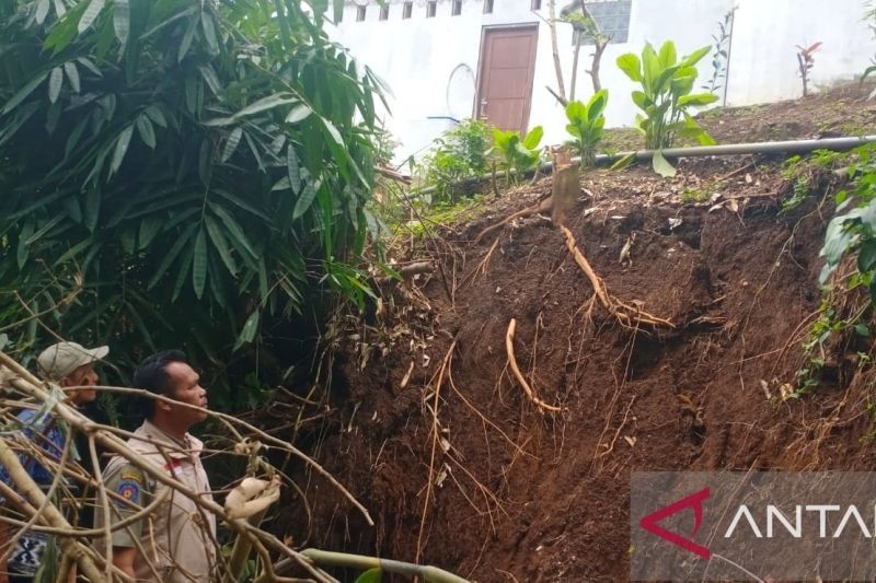 Longsor Ancam 6 Rumah di Cibadak, Sukabumi