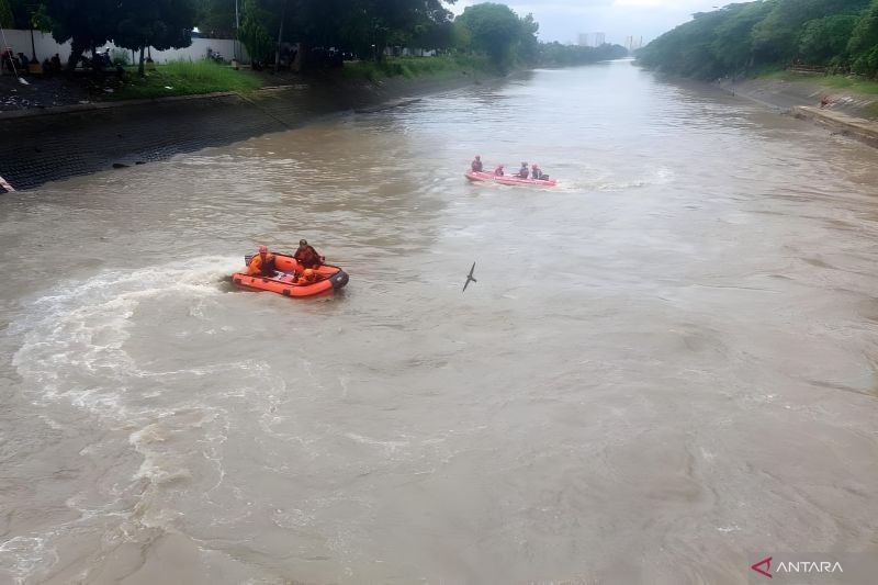 Pencarian Pria Diduga Tenggelam di Sungai Jagir Surabaya