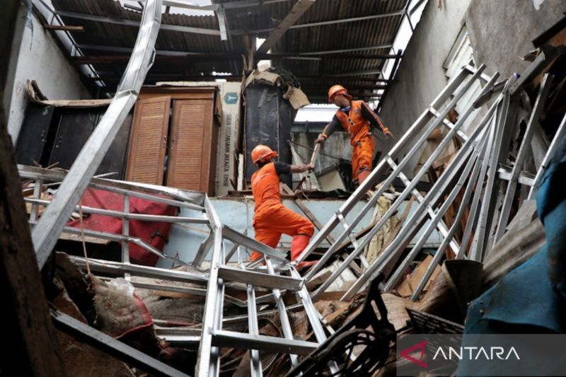 Rumah Ambruk di Duren Sawit, Pemkot Jaktim Bersihkan Puing dan Bantu Warga