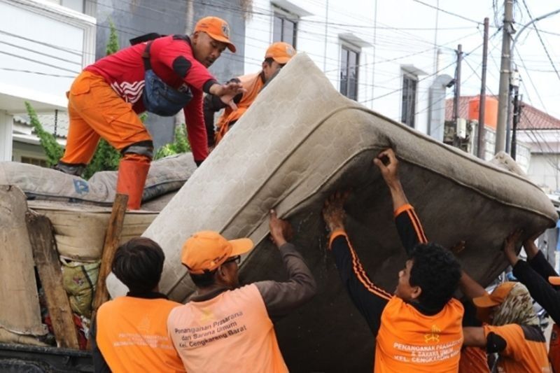 150 Petugas Bersihkan Cengkareng Pasca Banjir