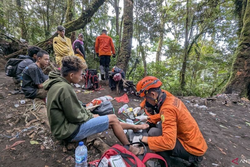 SAR Manado Evakuasi Pendaki Gunung Klabat yang Cedera Kaki