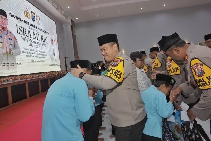 Polres Blitar Santuni Yatim Piatu di Peringatan Isra Mi'raj