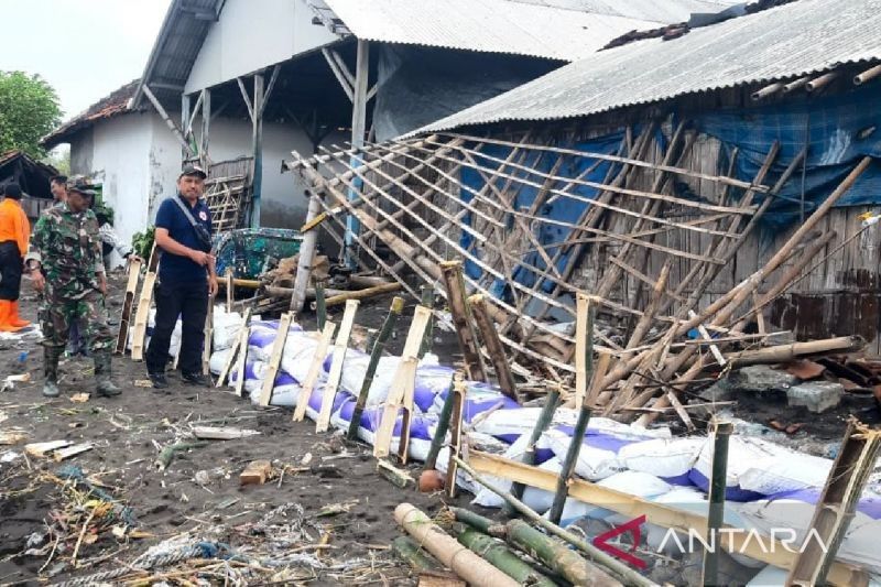 Gelombang Pasang Rusak Rumah Warga Situbondo