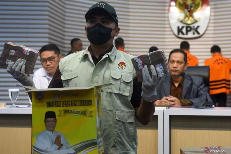 KPK Periksa Pejabat Kalsel Terkait Suap Proyek