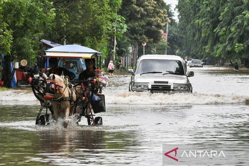 Banjir Jakarta: DKI Salurkan Bantuan untuk Ribuan Pengungsi