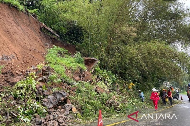 Longsor Puncak: BPBD Cianjur Kerahkan Alat Berat