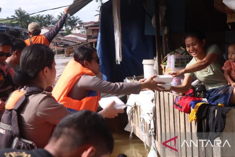 Polisi Bengkayang Evakuasi Ribuan Korban Banjir