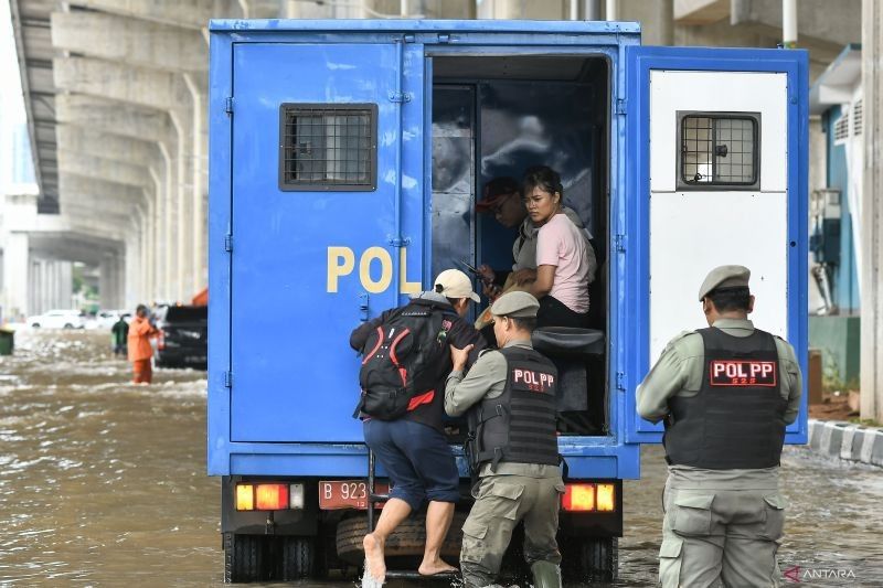 Banjir Jakarta: 10 RT Masih Terendam, Jalan Utama Sudah Surut