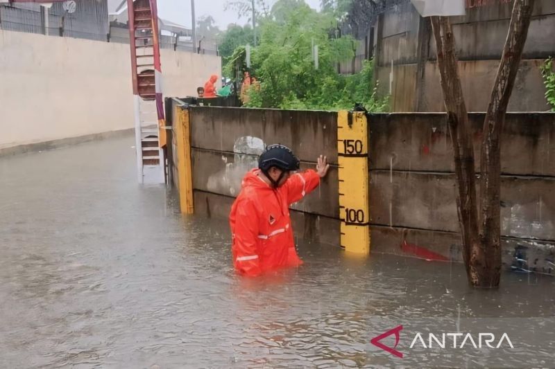 Pemkot Jaktim Salurkan Bantuan Makanan Korban Banjir Jatinegara