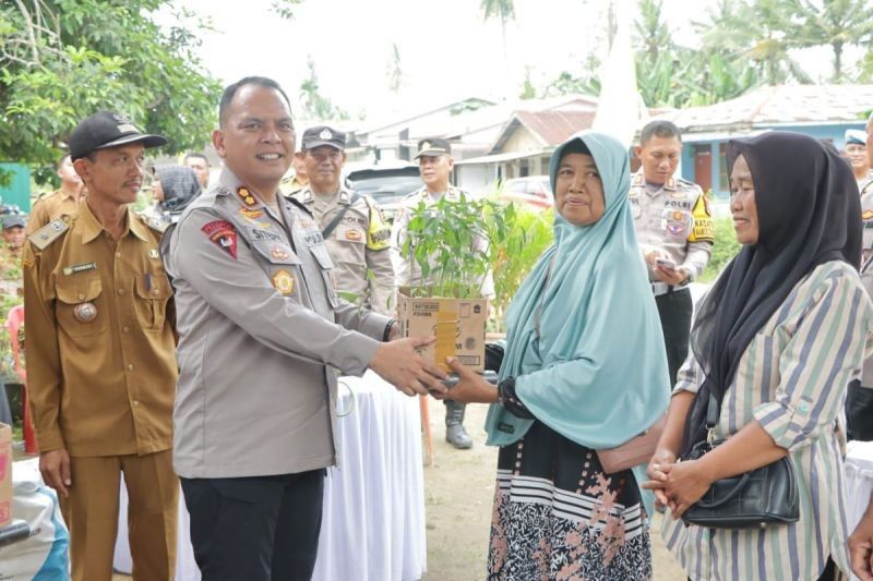 Polres Serdang Bedagai Bagikan 2000 Bibit Cabai untuk Ketahanan Pangan