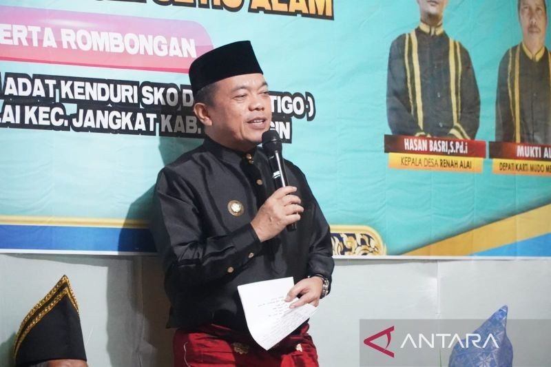 Gubernur Jambi Salurkan Bantuan Pembangunan Masjid dan Santunan Anak Yatim