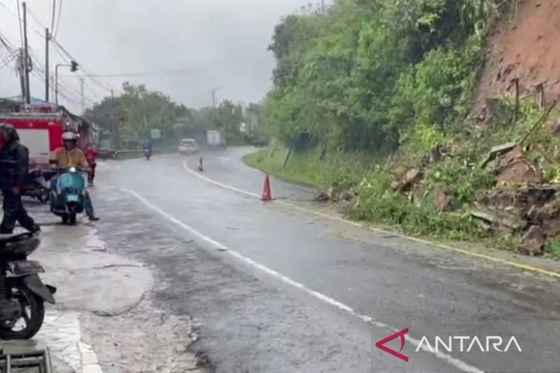 BPBD Cianjur Pasang Papan Peringatan di Jalur Puncak Pasca Longsor