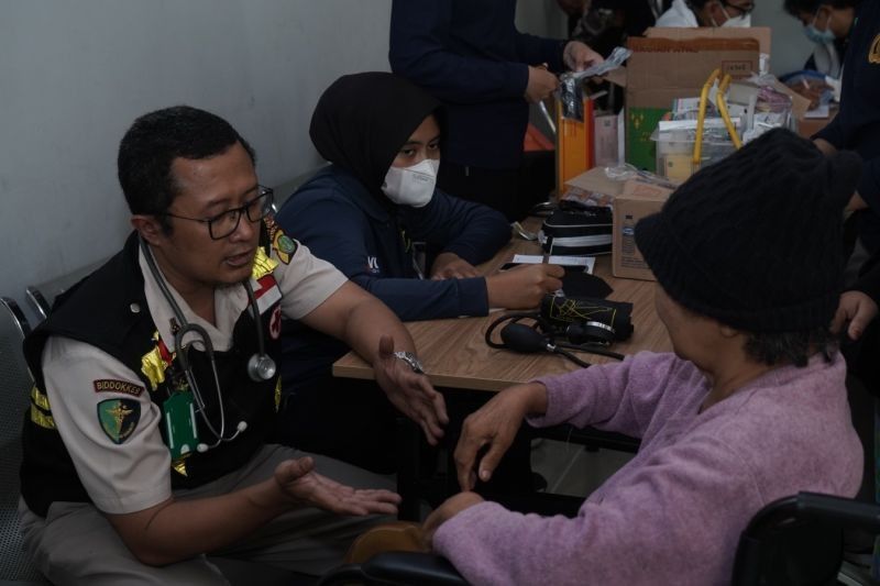 Polisi Berikan Layanan Kesehatan untuk Korban Banjir Kalideres