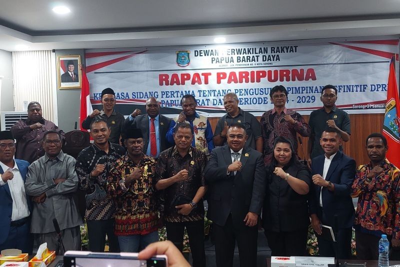 Henry Andrew George Wairara Ditunjuk Ketua DPR Papua Barat Daya Definitif