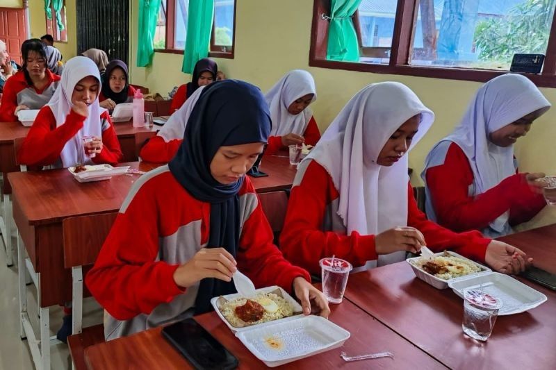 Kodim Natuna Beri Makan Bergizi Gratis untuk Pelajar SMK, Upaya Cegah Stunting