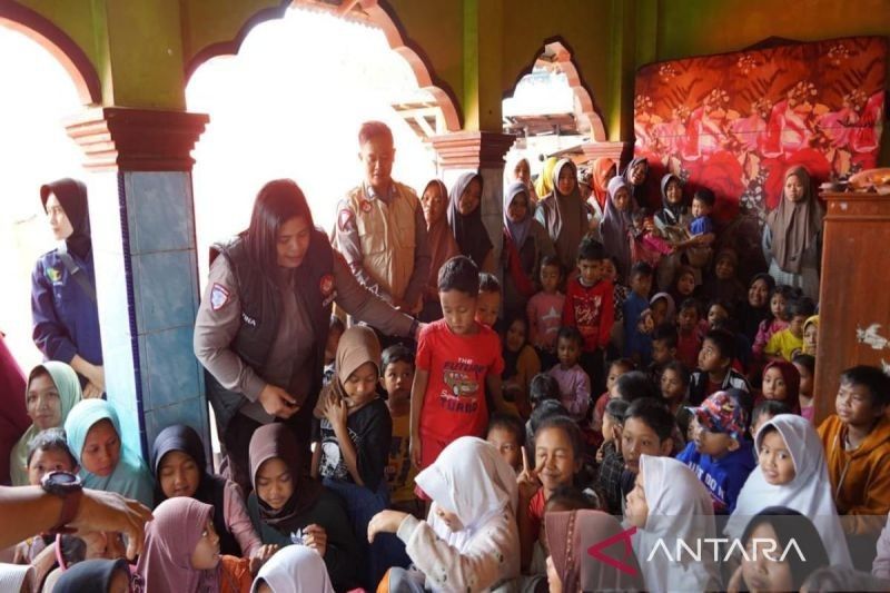 Polres Batang Berikan Trauma Healing Pasca Bencana Longsor dan Banjir Bandang