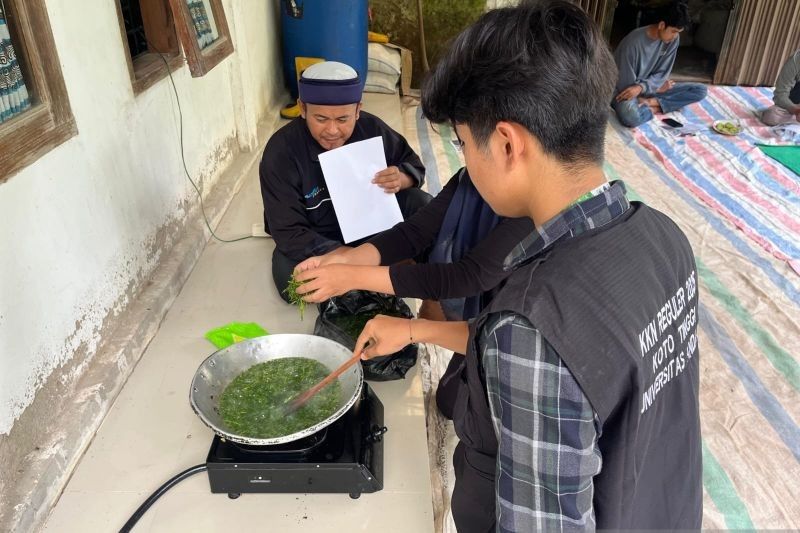 Mahasiswa Unand Ajarkan Warga Buat Obat Kudis Tradisional