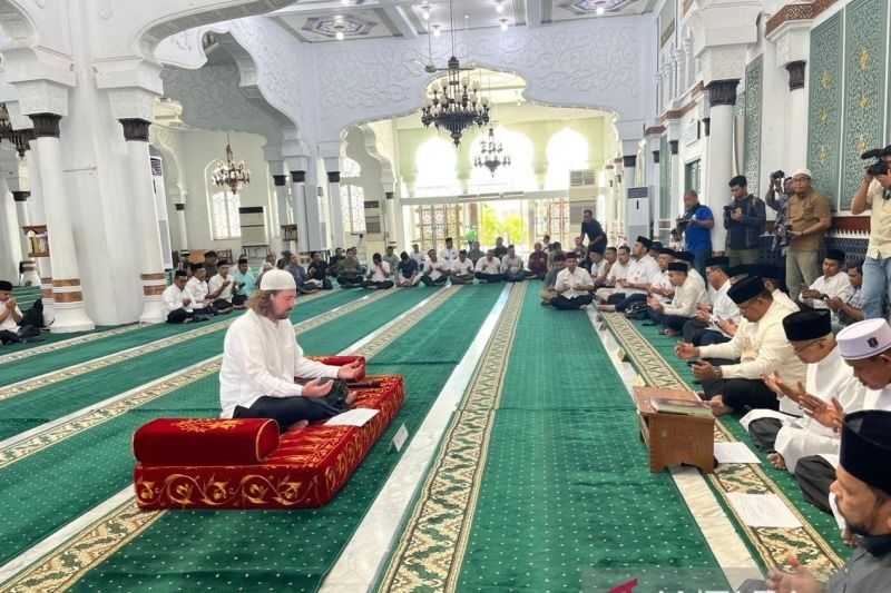 WNA Australia Mualaf di Masjid Raya Baiturrahman, Aceh