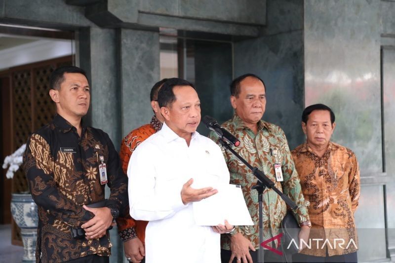 Berita Terkini: Pembatalan Pelantikan, Tanggul Laut Raksasa, dan Kasus Lainnya