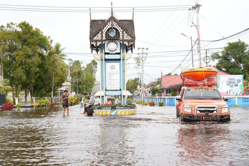 Babinsa Mempawah Bantu Persalinan Ibu Hamil Saat Evakuasi Banjir