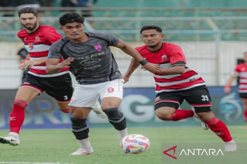 Madura United Taklukkan Persis Solo 2-0: Laskar Sape Kerrap Raih Kemenangan Penting