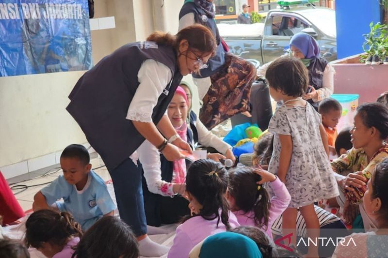 Dinsos DKI Jakarta Beri Bantuan Psikososial Penyintas Banjir Semper Barat