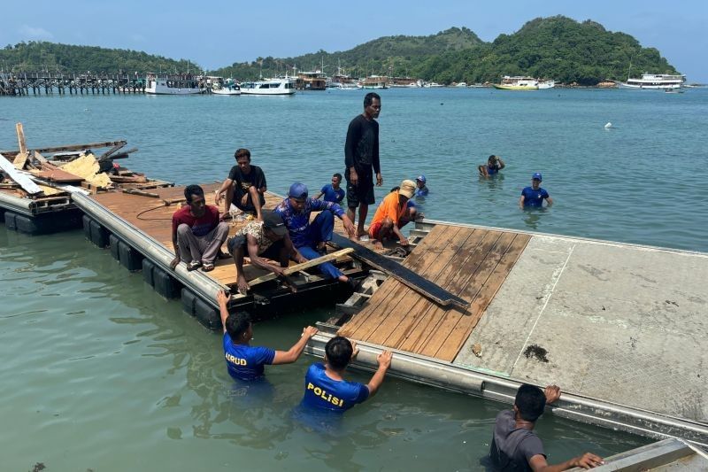 Polisi dan Warga Labuan Bajo Perbaiki Dermaga Nelayan yang Rusak