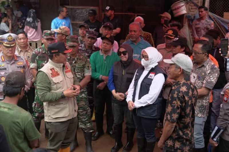 Bupati Mamuju Salurkan Bantuan Sembako Pasca Banjir Tamasapi