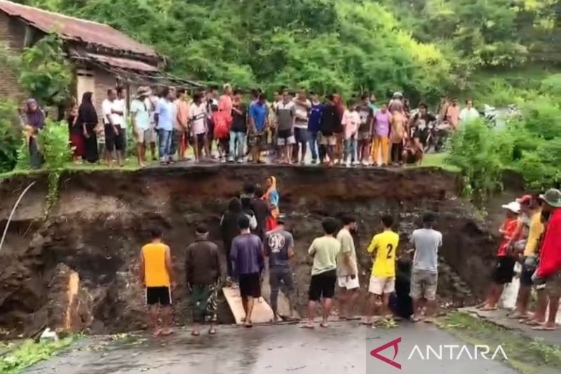 Banjir Bandang Putus Akses Jalan dan Jembatan di Bima, NTB