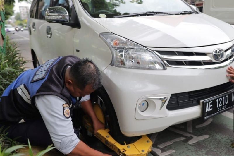 Dishub Madiun Tegur Parkir Sembarangan di Jalan dr. Soetomo