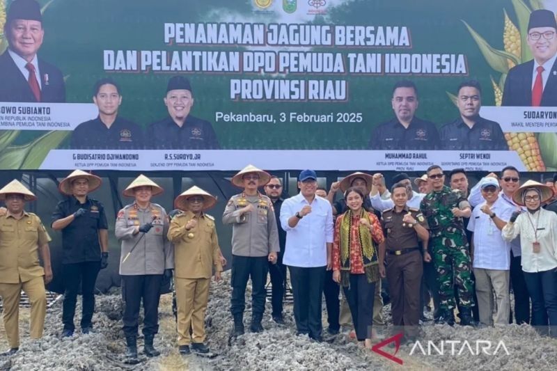 Wamentan dan Polda Riau Tanam Jagung di Lahan Sawit Peremajaan