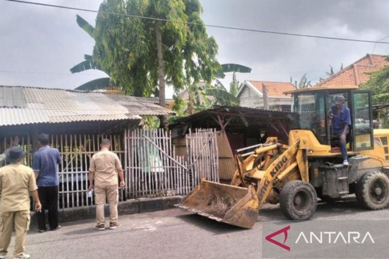 Penertiban Warung di Stadion Bangkalan: Atasi Aktivitas Negatif