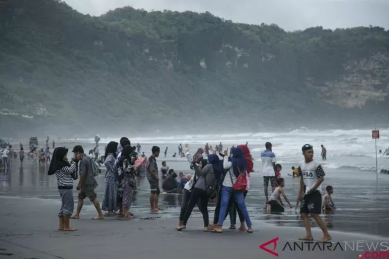 DIY Wajibkan Jaket Pelampung di Pantai Selatan: Cegah Kecelakaan Wisatawan