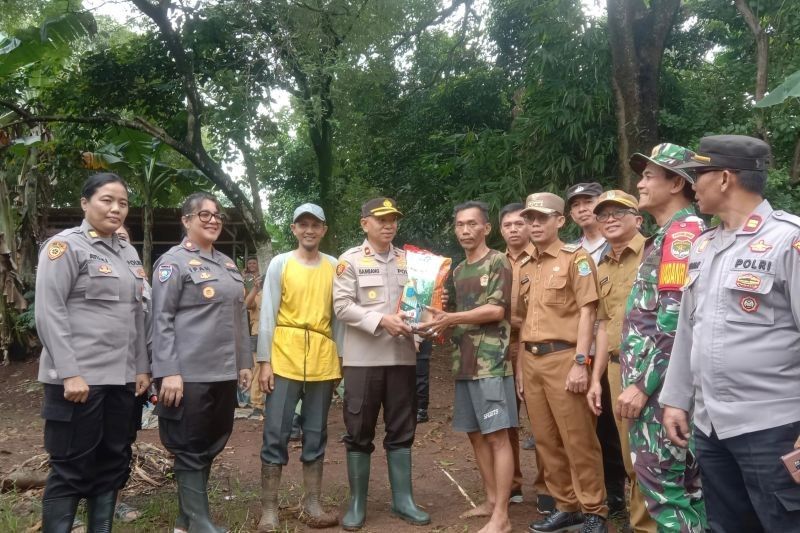 Polisi dan Warga Bekasi Tanam Jagung, Wujudkan Ketahanan Pangan