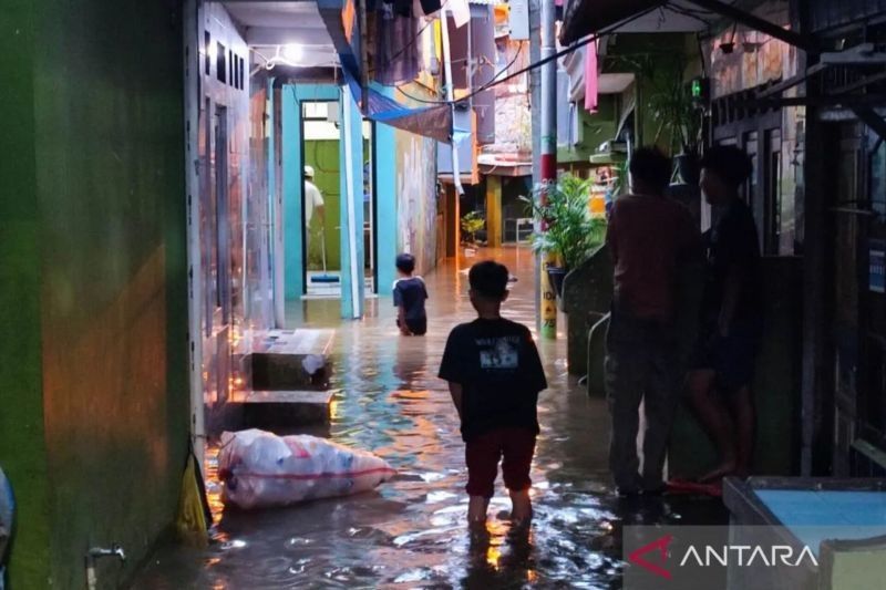 Jaktim Antisipasi Banjir: Pengerukan Lumpur dan Siaga Petugas