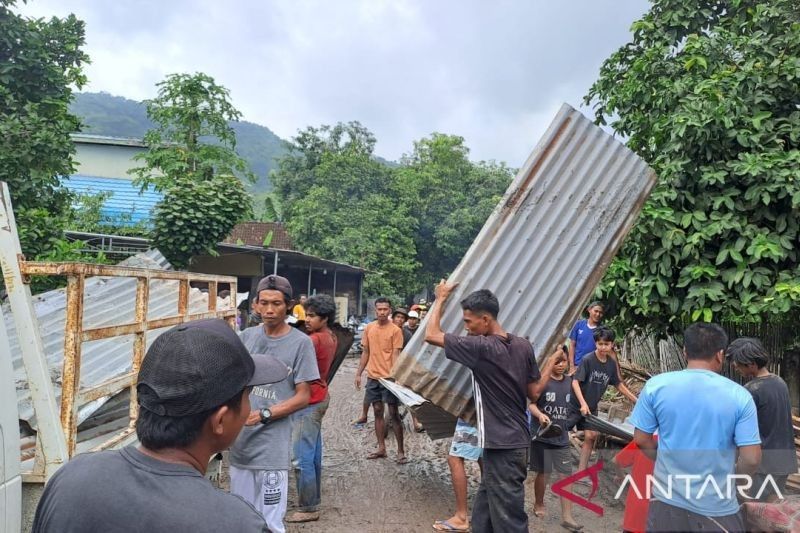 Lima Keluarga di Bima Terdampak Angin Kencang Akibat Bibit Siklon Tropis