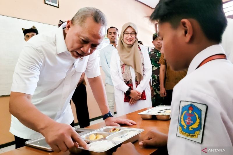 Menko Zulhas Tinjau Program Makan Bergizi Gratis di Banyuwangi