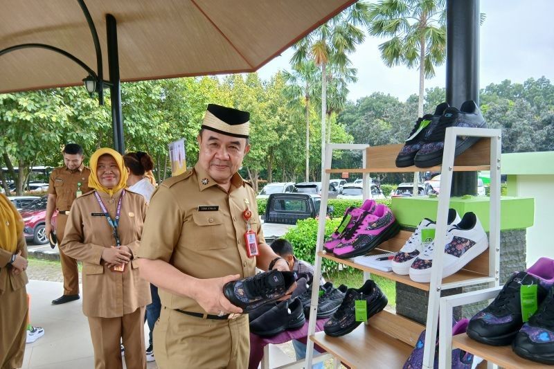 Pemkab Tangerang Ajak ASN Gunakan Sepatu Batik Lokal