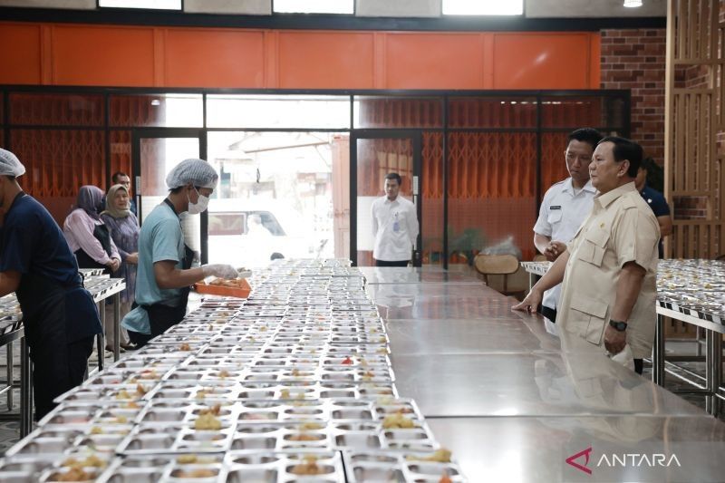 Prabowo Sidak Dapur Umum Program Makan Bergizi Gratis di Jakarta Timur