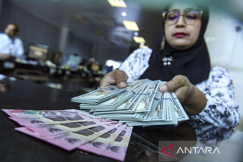 Rupiah Menguat 64 Poin, Tembus Rp16.384 per Dolar AS