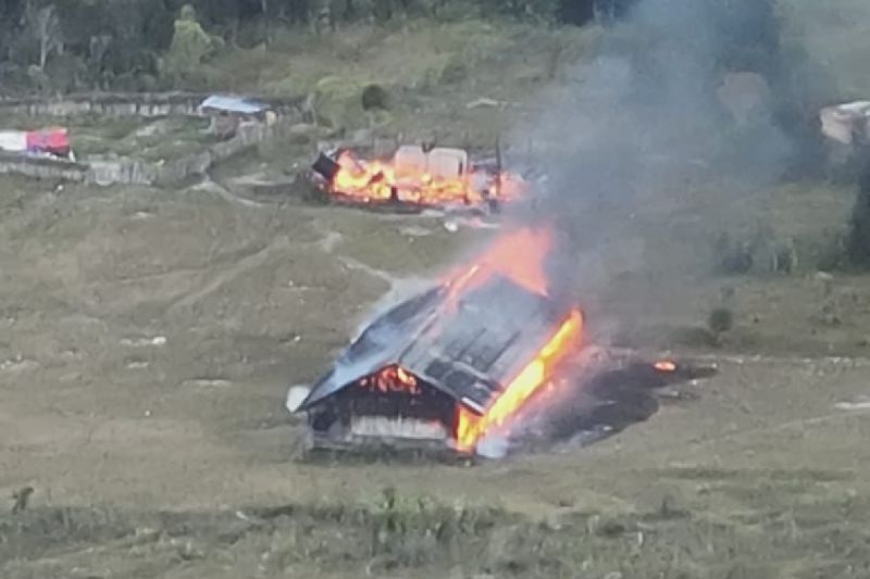 KKB Bakar Gedung Sekolah dan Kantor Kampung di Puncak, Papua