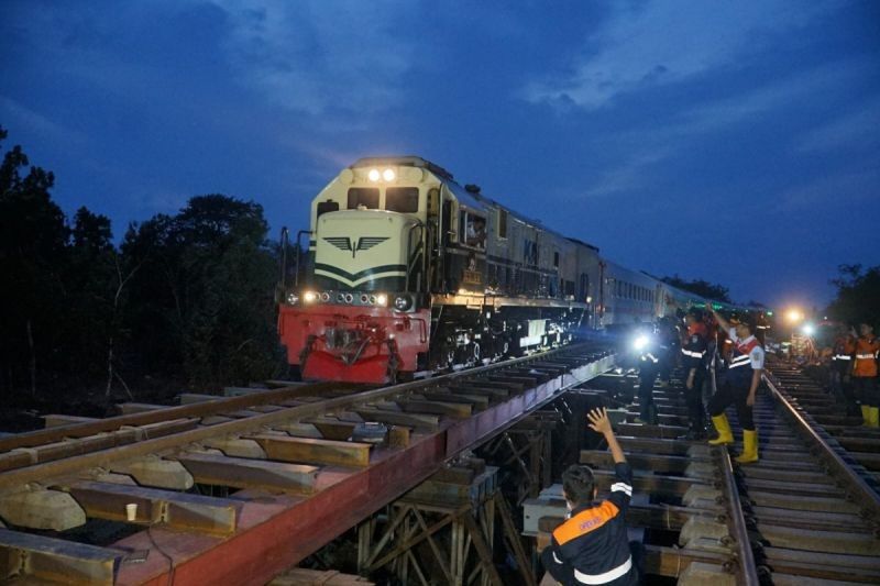 Jalur Kereta Api Grobogan Sudah Bisa Dilewati Setelah Perbaikan